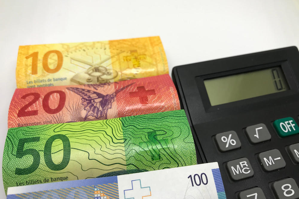 Banknoten-Schweizer-Währung-und-Taschenrechner